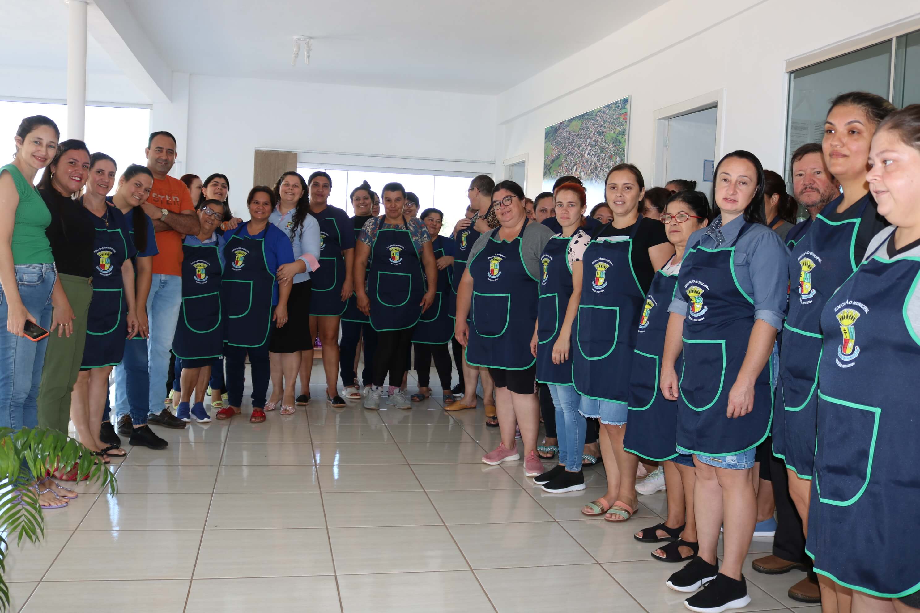 Serventes da rede municipal de ensino recebem aventais 