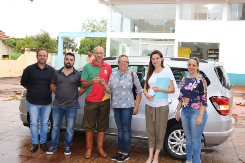 Prefeitura realiza a entrega oficial de veículo para Apae