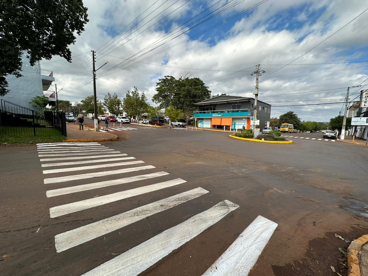 Prefeitura realiza pintura de faixas de segurança e meio-fio