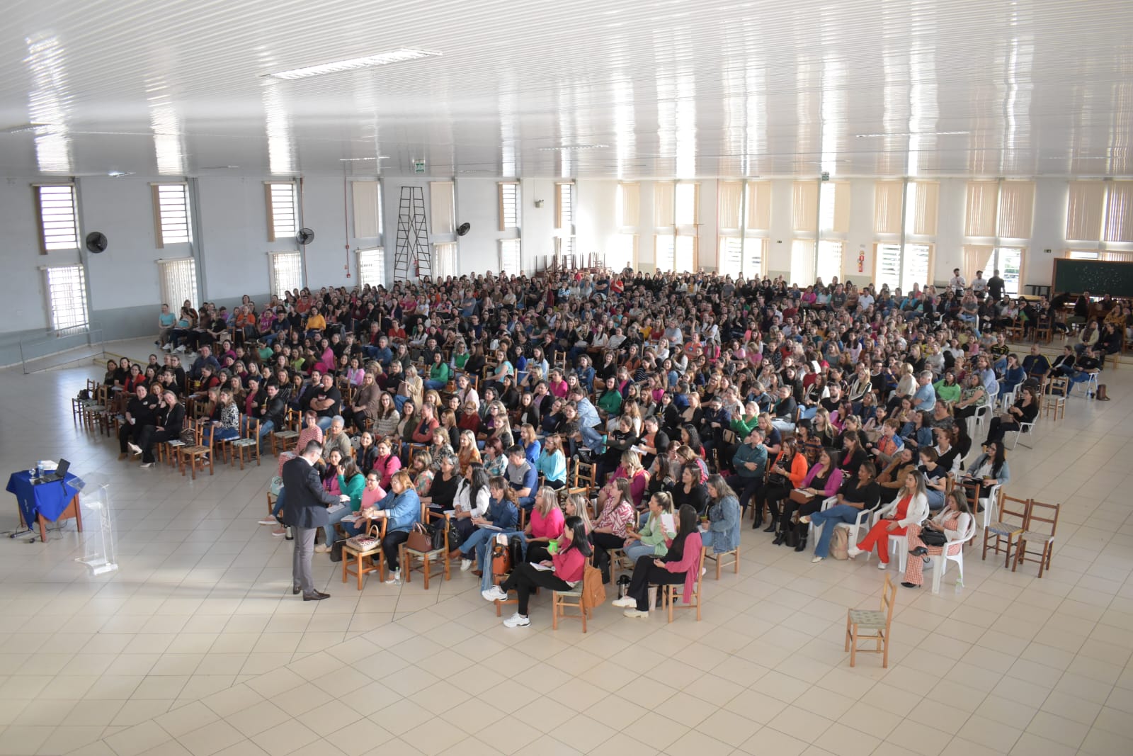 Professores da rede municipal de ensino participam de formação promovido pela AMM