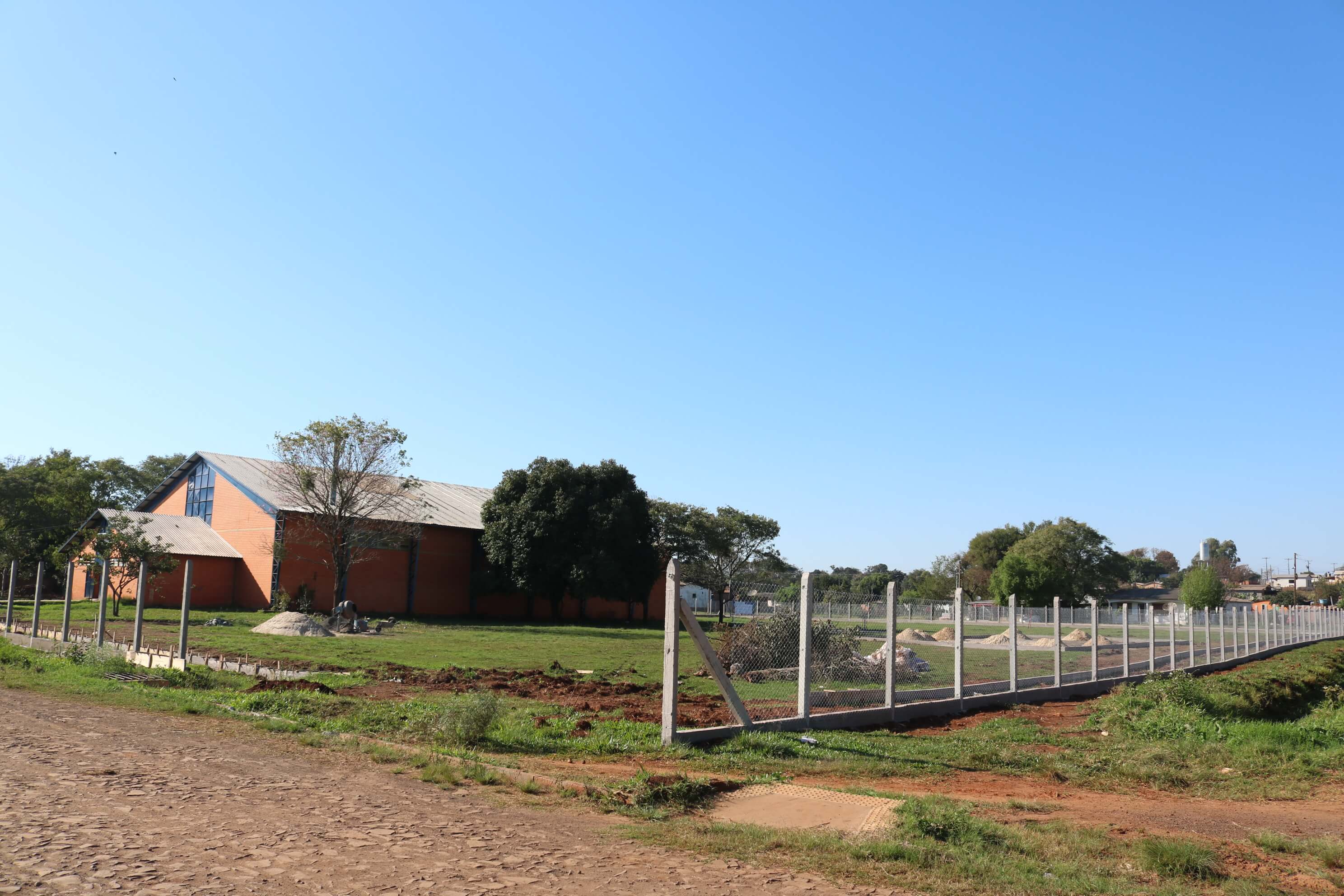 Centro Comunitário, Desportivo e Cultural Helenive de Oliveira Saratt passa por revitalização em seu entorno