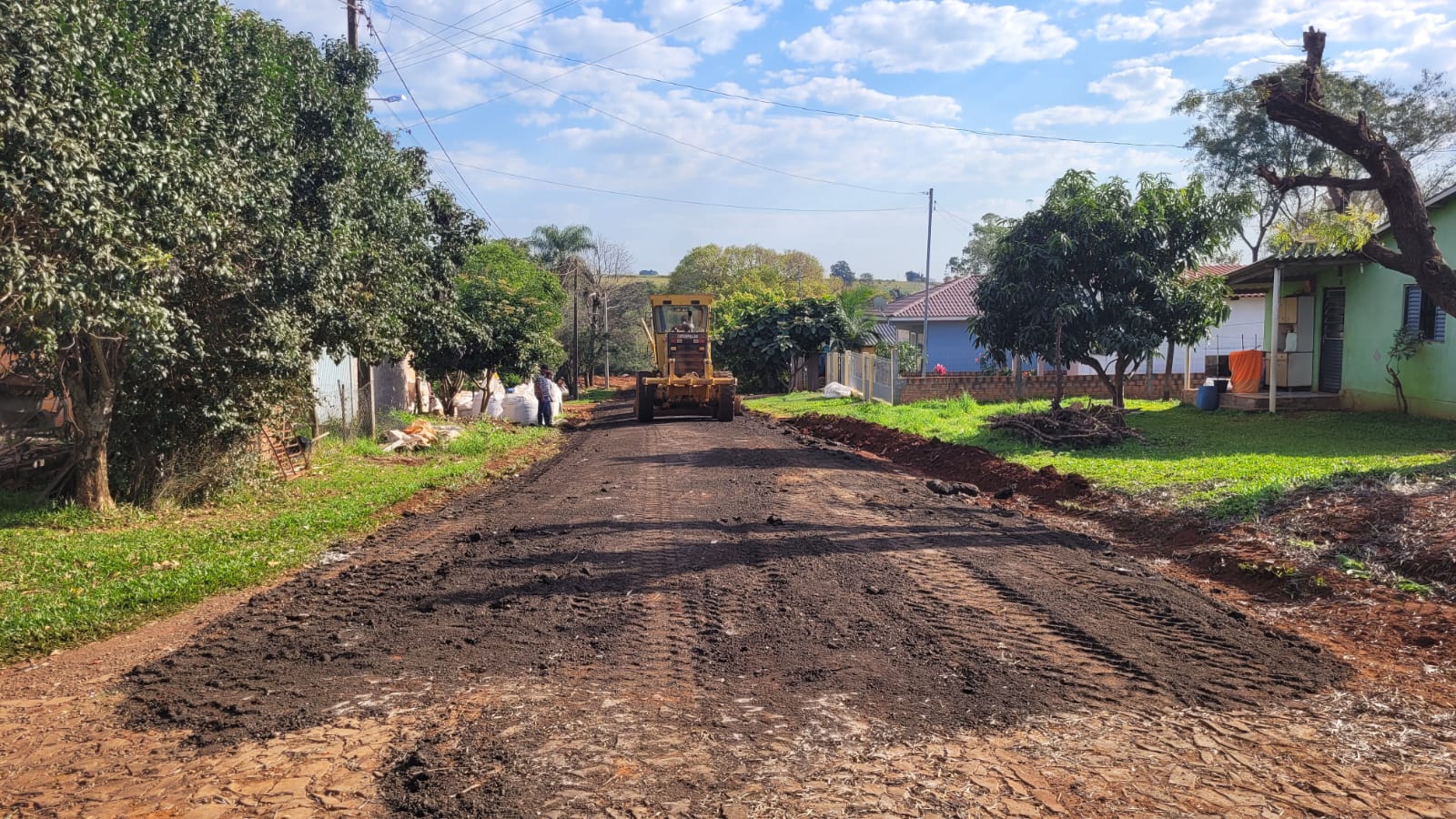 Prefeitura investe na colocação de resíduo asfáltico para melhorias nas ruas da cidade