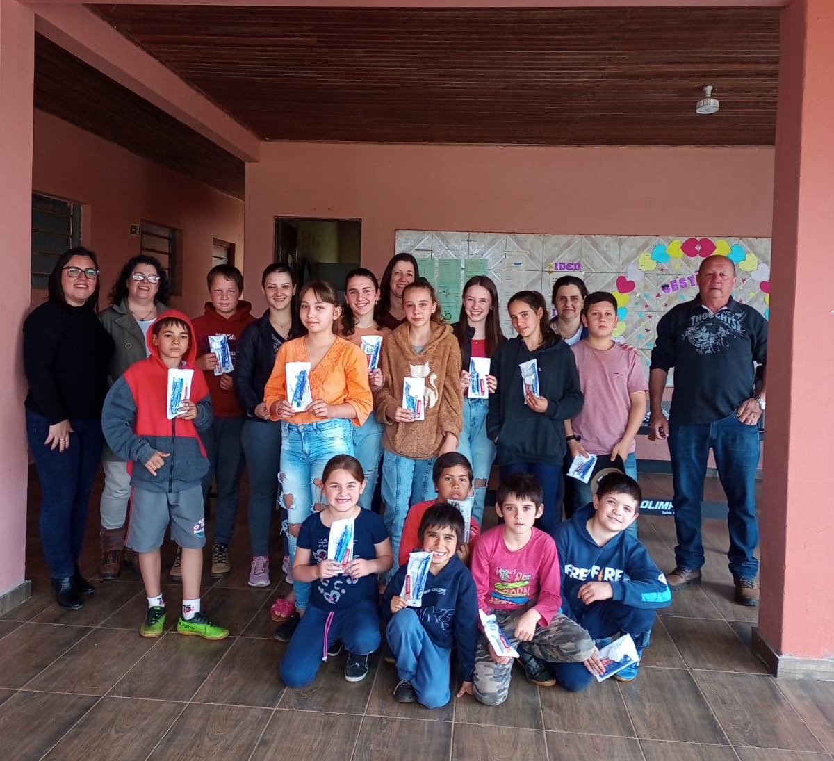 Prefeitura de Santo Antônio das Missões realiza entrega de kits odontológicos para alunos da Escola Érico Veríssimo