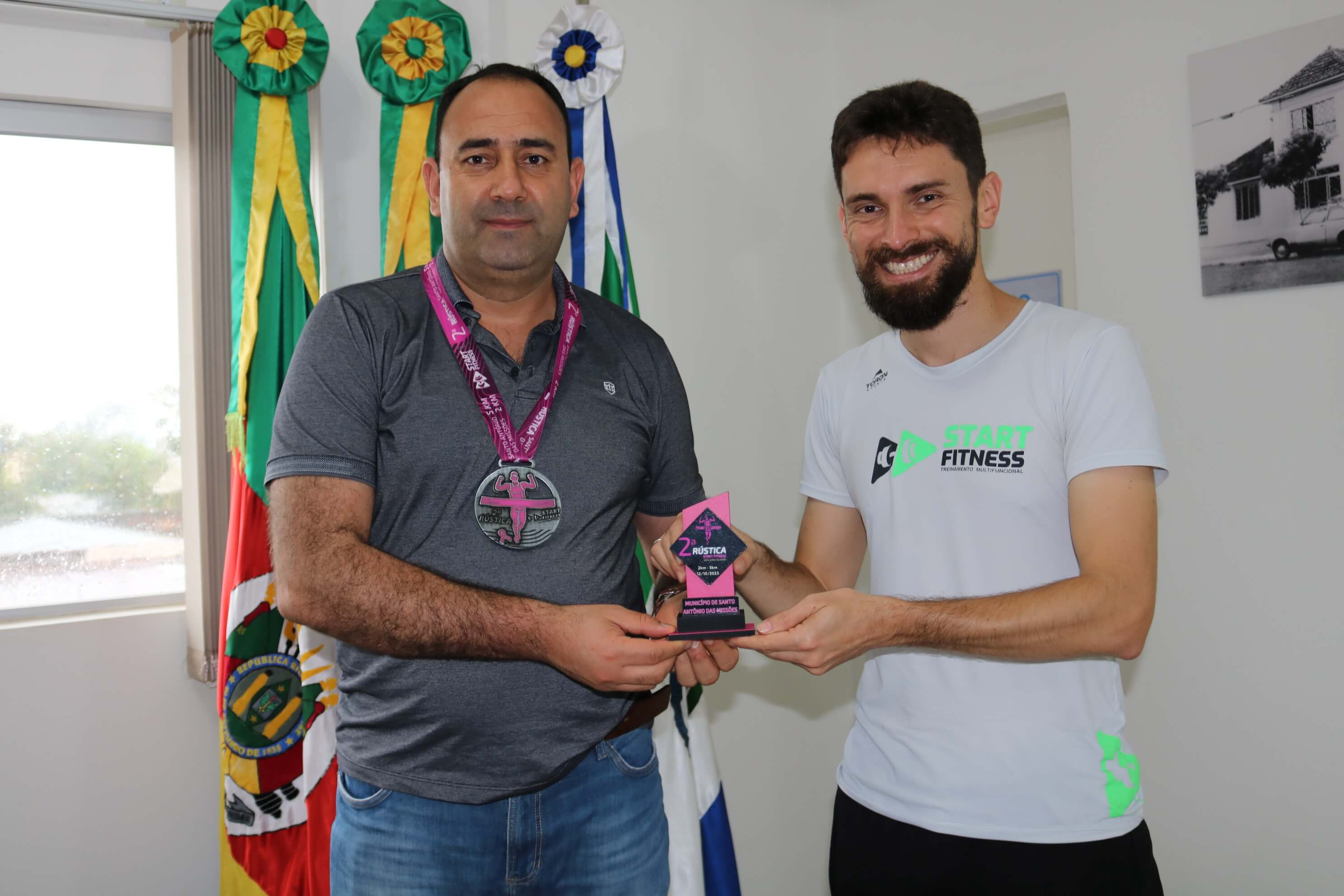 Prefeitura recebe troféu de agradecimento ao apoio na 2ª Rústica da Start
