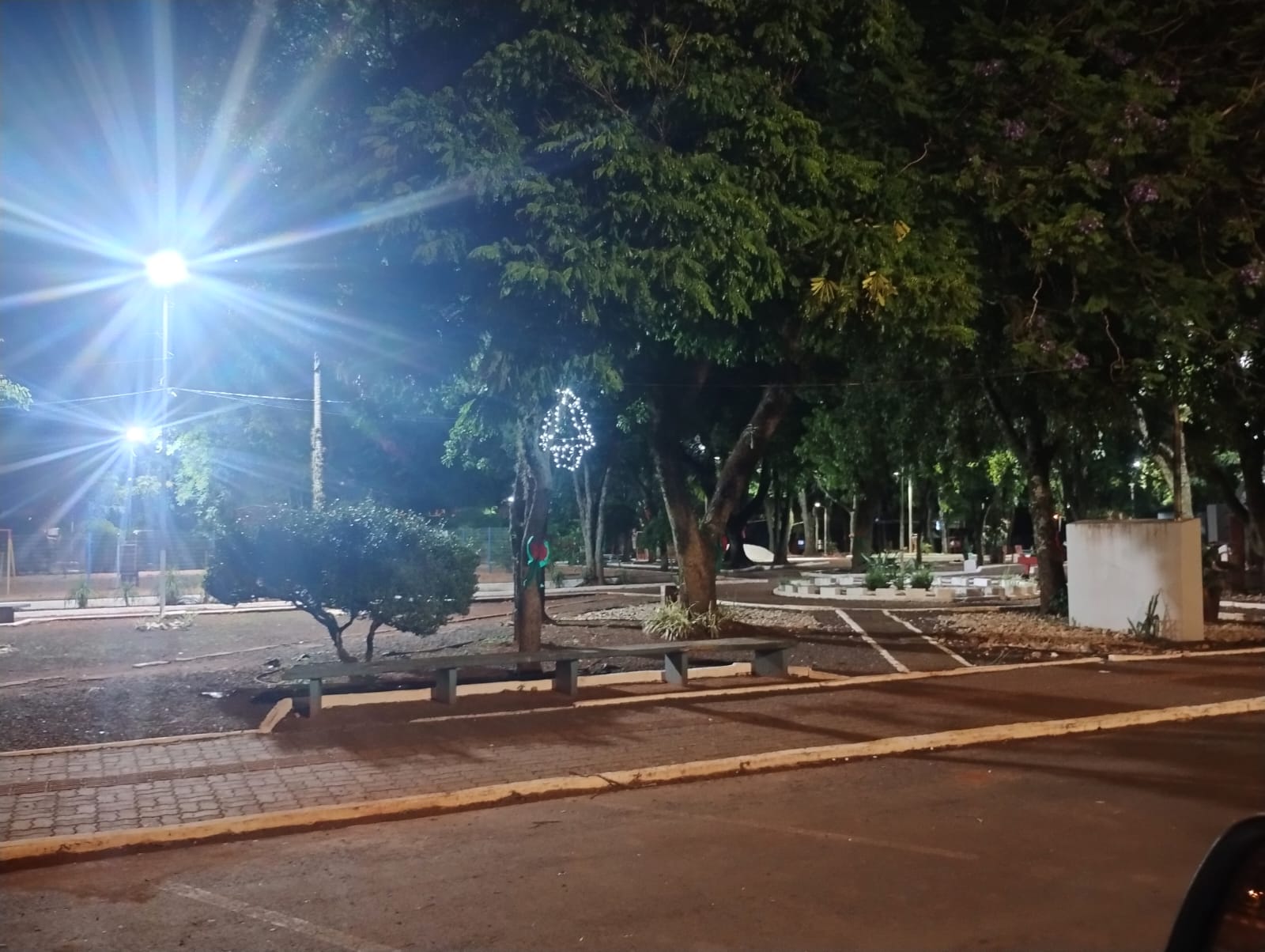 Praça da Matriz iluminada: Infraestrutura realiza a colocação de luzes de LED
