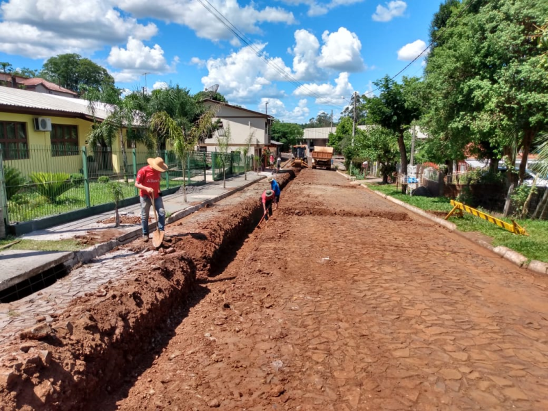 Rua Almirante Cabral, em Porto Mauá recebe melhorias