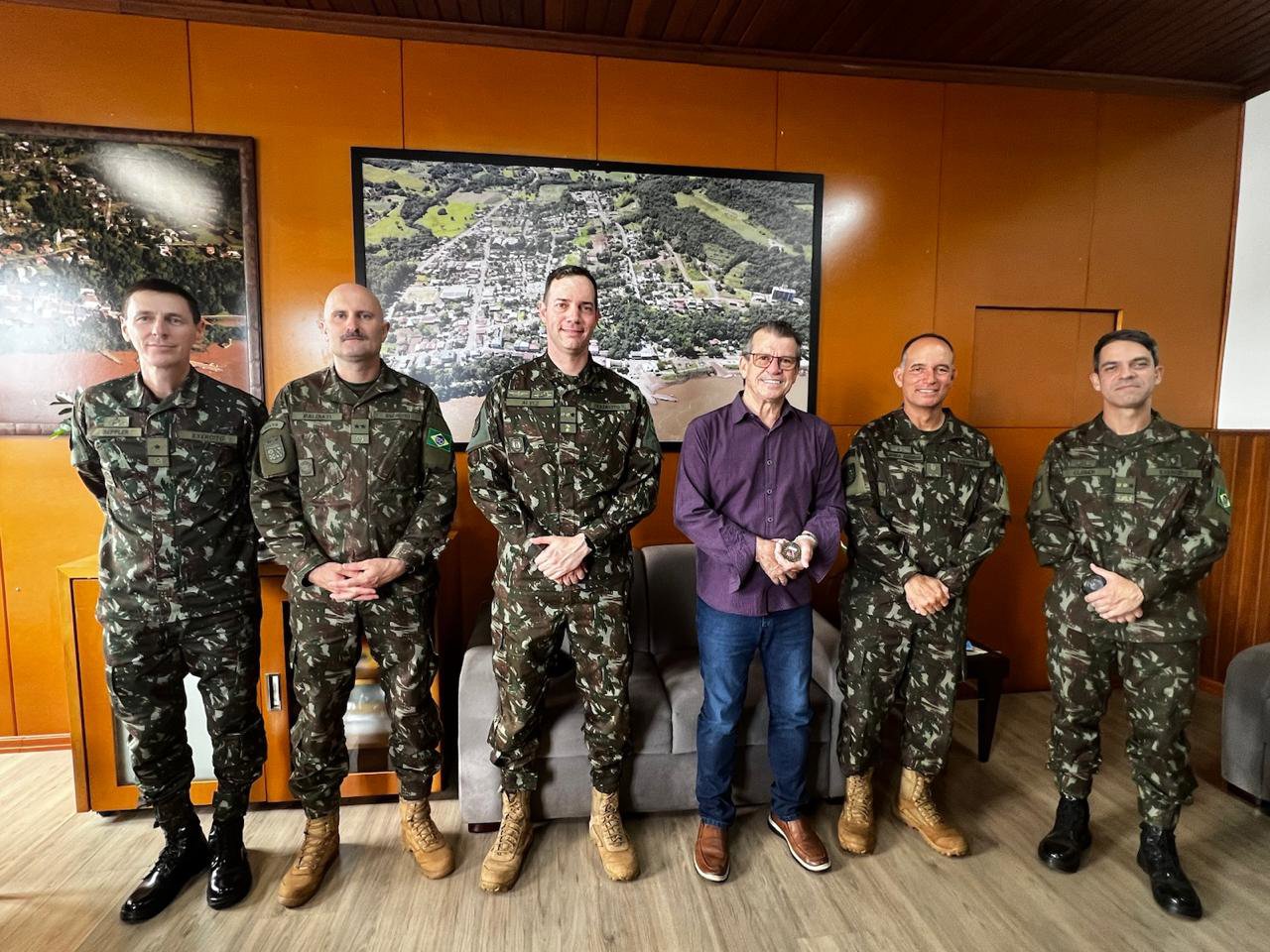 <p>Prefeito recebe autoridades militares</p>