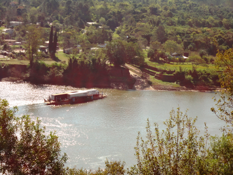 PRIMEIRA TRAVESSIA DE BALSA COM QUATRO CAMINHÕES PESADOS PELA ADUANA DE POR
