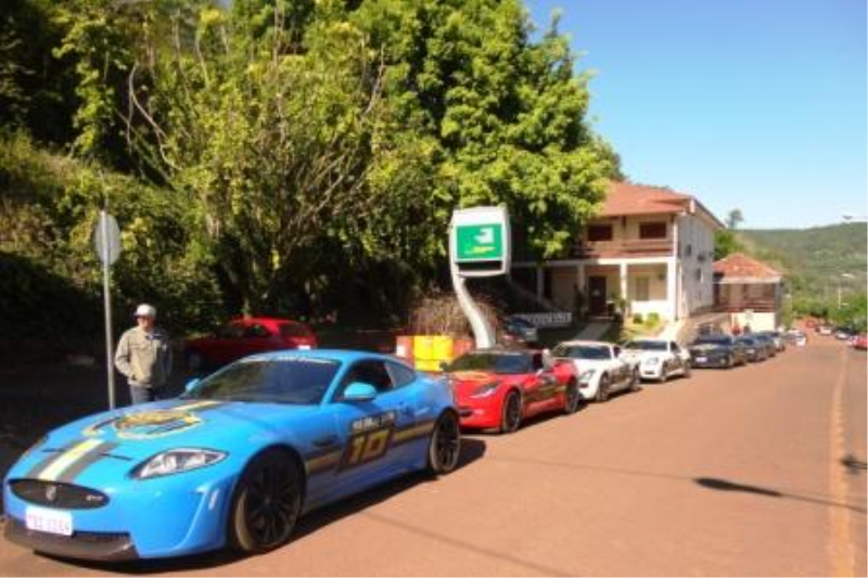 COMBOIO DE CARROS DE LUXO DA IV EDIÇÃO DO VIA BELLA TOUR 2000 PASSARAM EM P