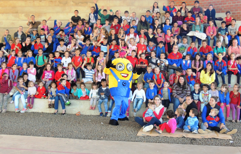 PORTO MAUA REALIZOU TARDE DE MÁGICA E HUMOR PARA OS ALUNOS DA REDE MUNICIPA