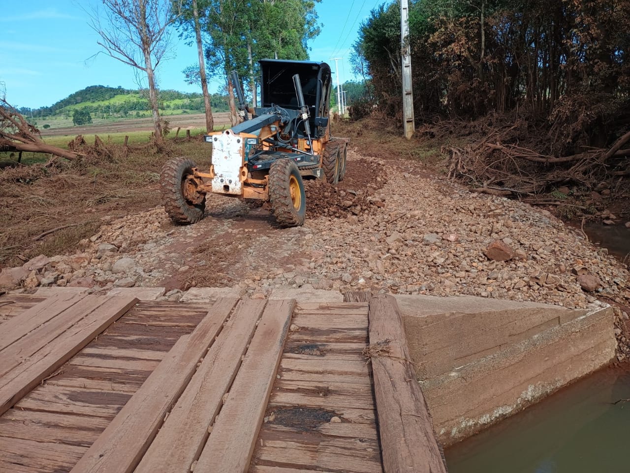 <p><strong>Secretaria de Obras trabalha em reparos das estradas vicinais</strong></p>