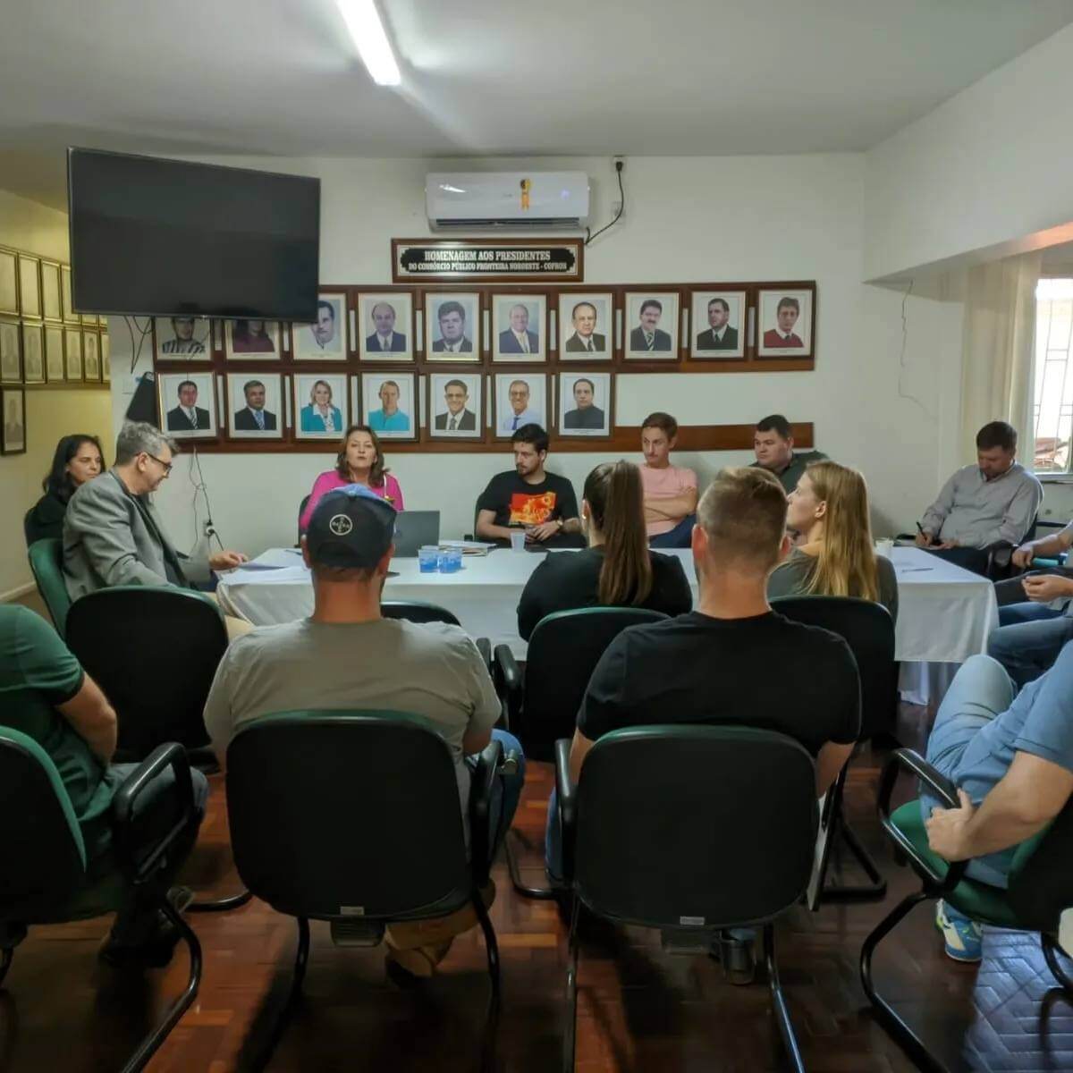 <p><strong>Equipes dos 6 munic&iacute;pios costeiros reuniram-se para discutir o Projeto da Estrada Costeira</strong></p>