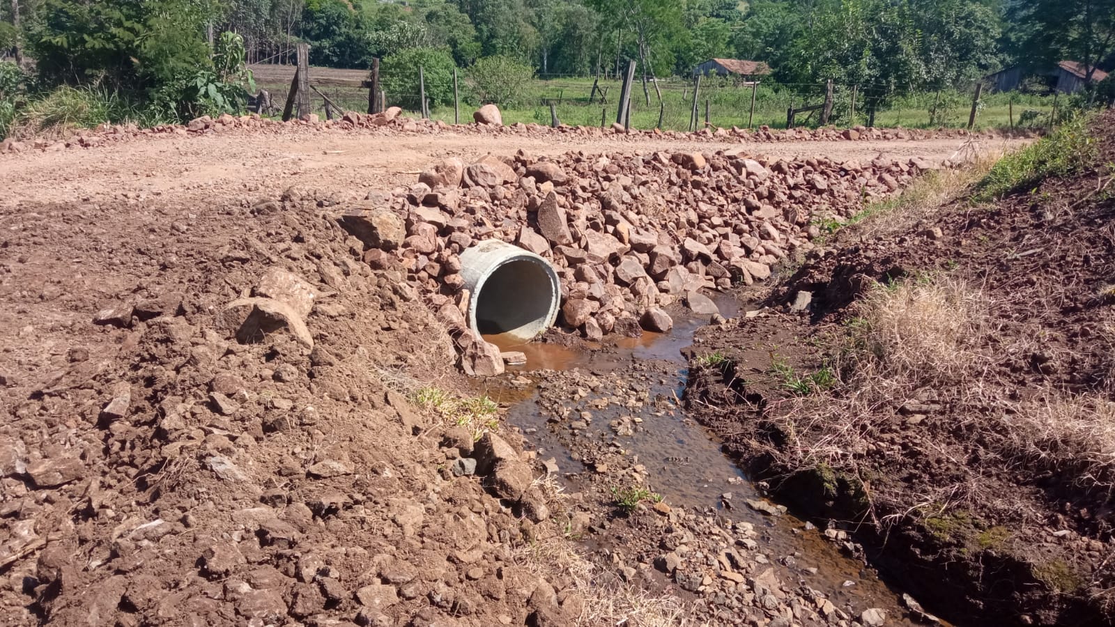 <p><strong>Seguem em execu&ccedil;&atilde;o as obras em estradas vicinais com Recursos do Fundo da Defesa Civil</strong></p>