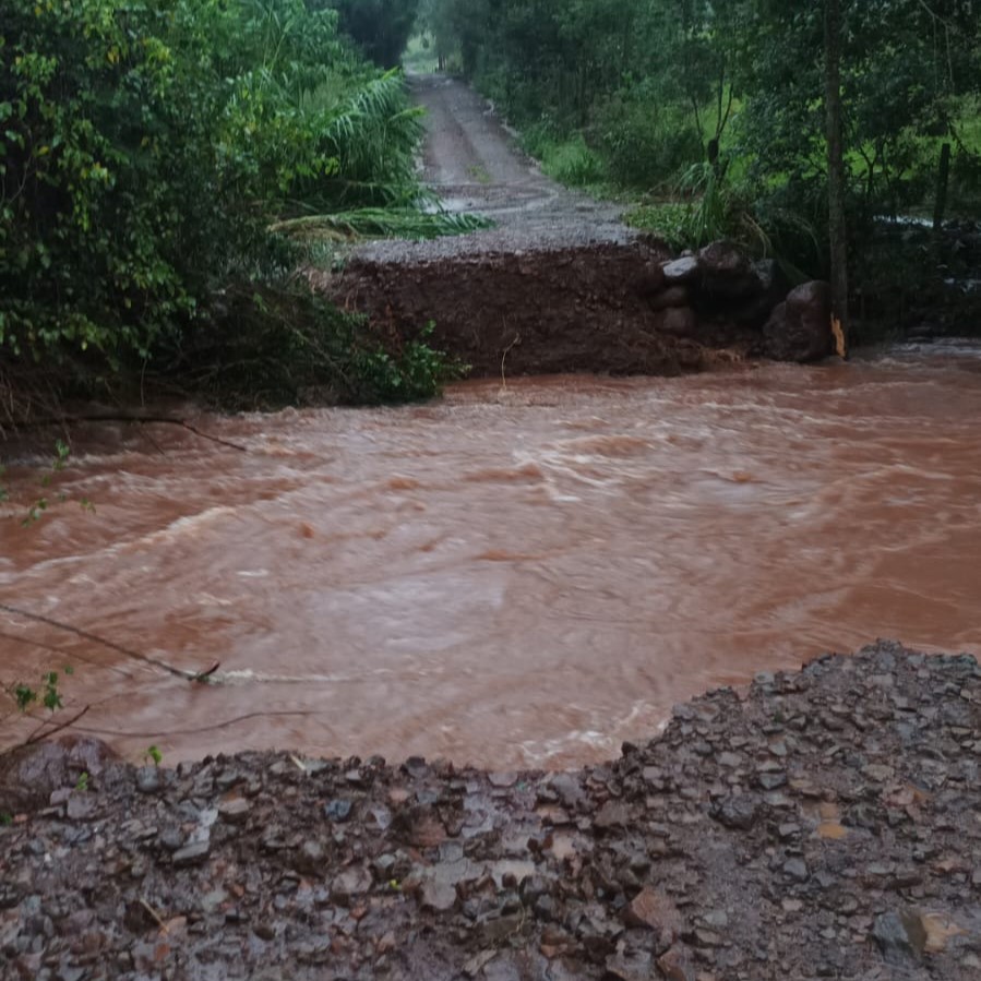 <p>Ponte destru&iacute;da e levada pela &aacute;gua</p>
