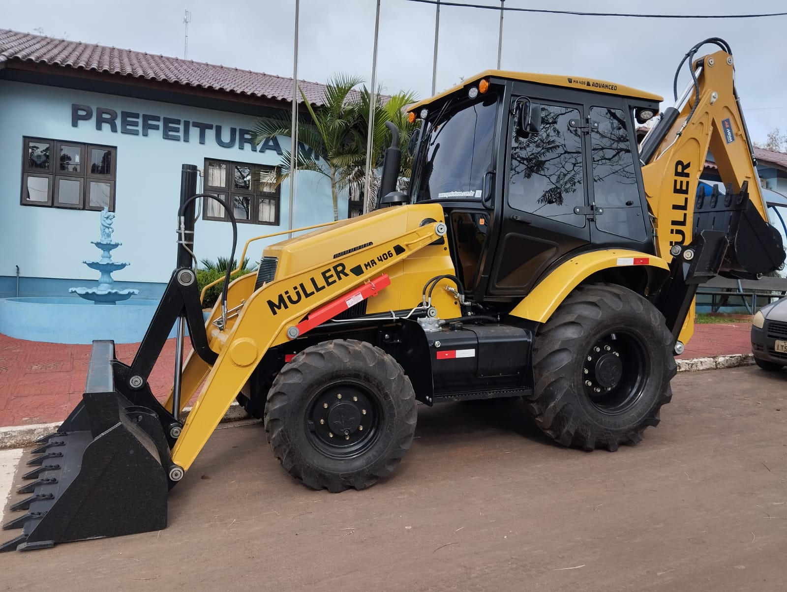 <p><strong>Porto Vera Cruz recebeu uma nova retroescavadeira</strong></p>