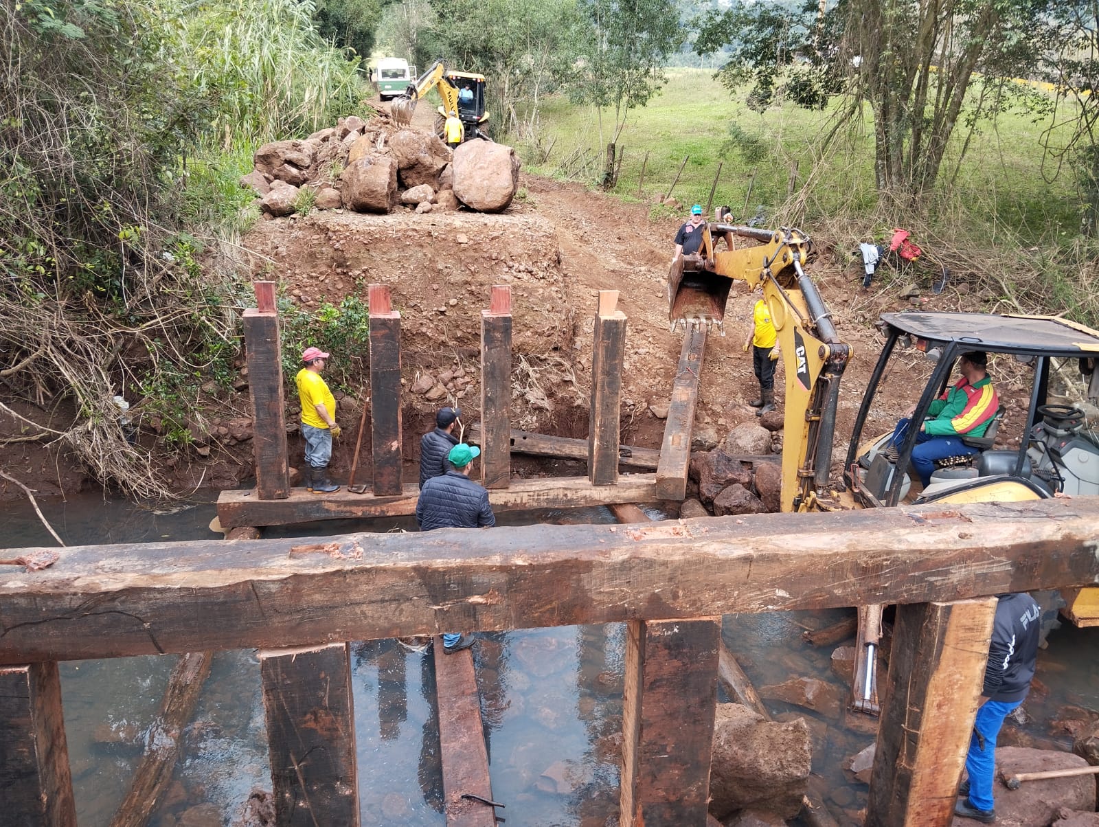 <p>Recupera&ccedil;&atilde;o de estradas e ponte</p>