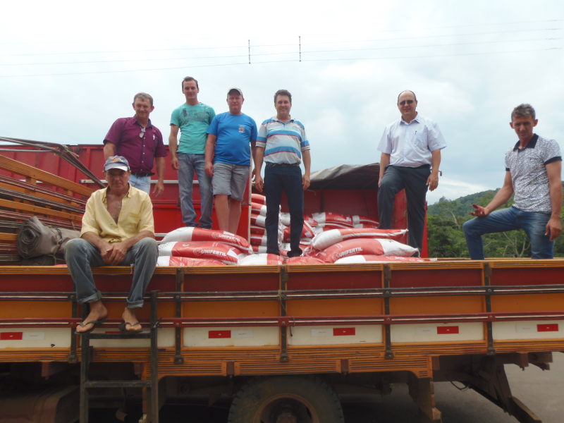 Produtores de leite receberam adubo químico