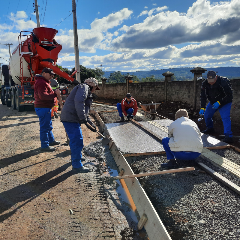 Prefeitura trabalha na construção de passeios públicos