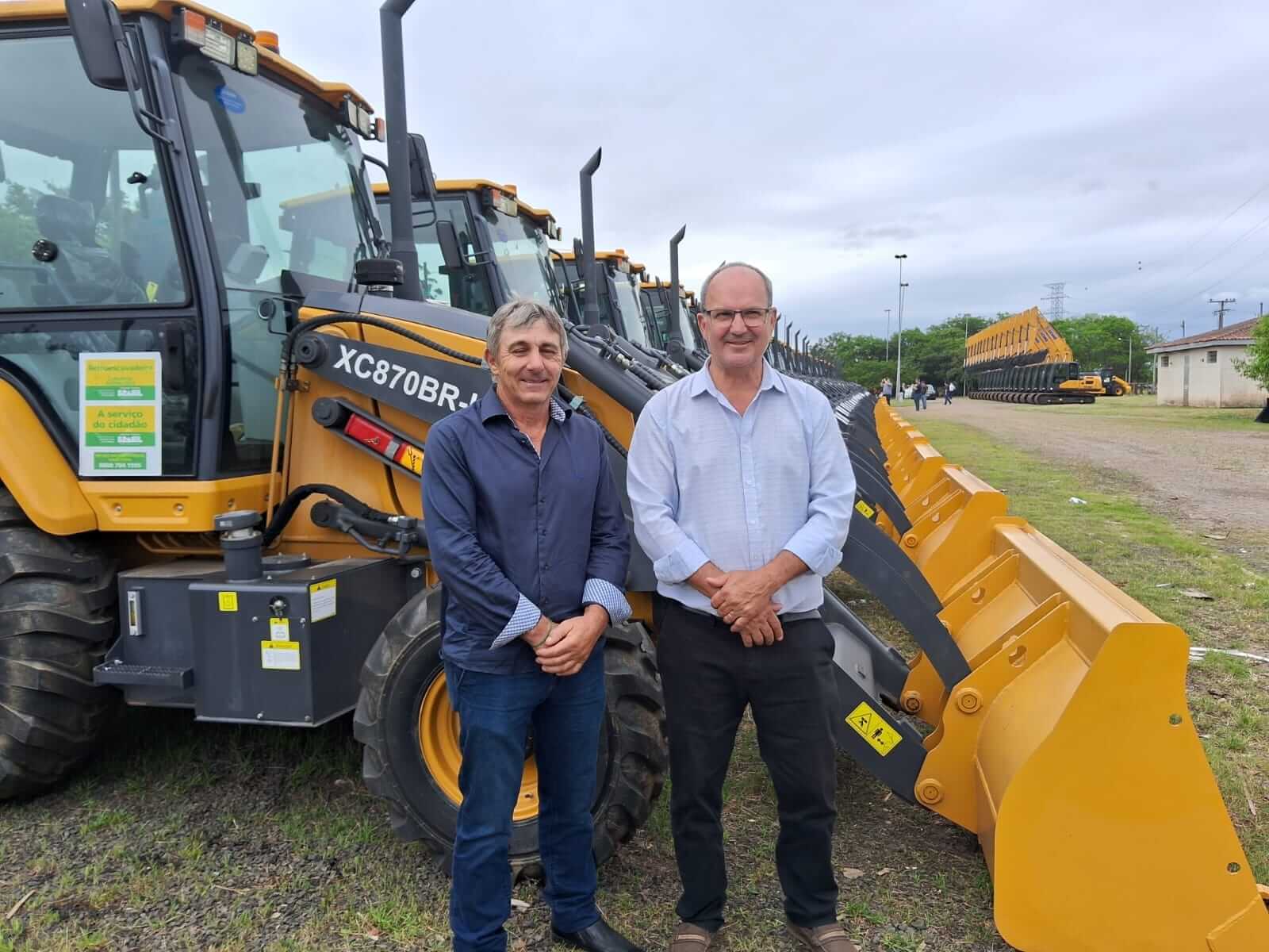 <p>Entrega de retroescavadeira fortalece ainda mais o parque de m&aacute;quinas</p>