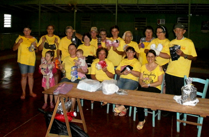 Grupos do PAIF recebem camisetas 