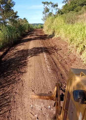 <p><strong>Secretaria de Obras e Tr&acirc;nsito avan&ccedil;a com cascalhamento de estradas no Interior</strong></p>