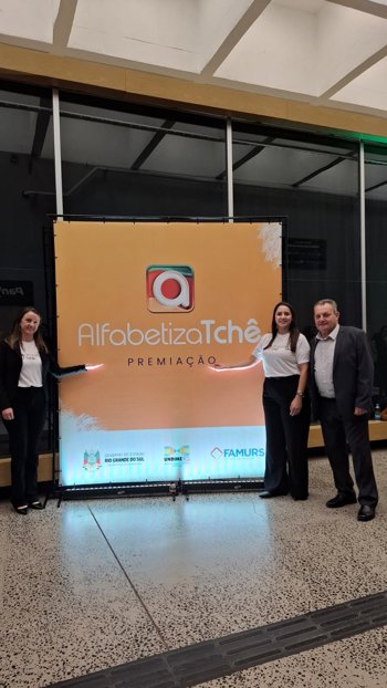 <strong>PREFEITO E EQUIPE CELEBRAM ESCOLA D. PEDRO ENTRE AS 10 MELHORES DA 17&ordf; CRE NO ALFABETIZA TCH&Ecirc;</strong>