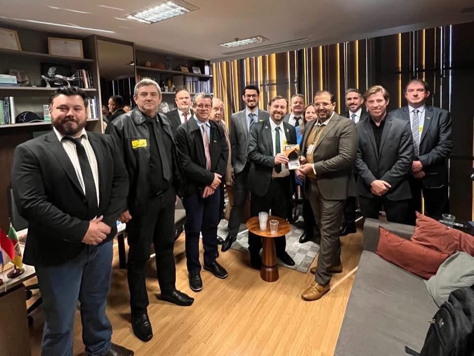 <strong>EM BRAS&Iacute;LIA, PREFEITO JAIME TAFFAREL INTEGRA COMITIVA DA AMUFRON EM BUSCA DE RECURSOS PARA PORTO VERA CRUZ</strong>