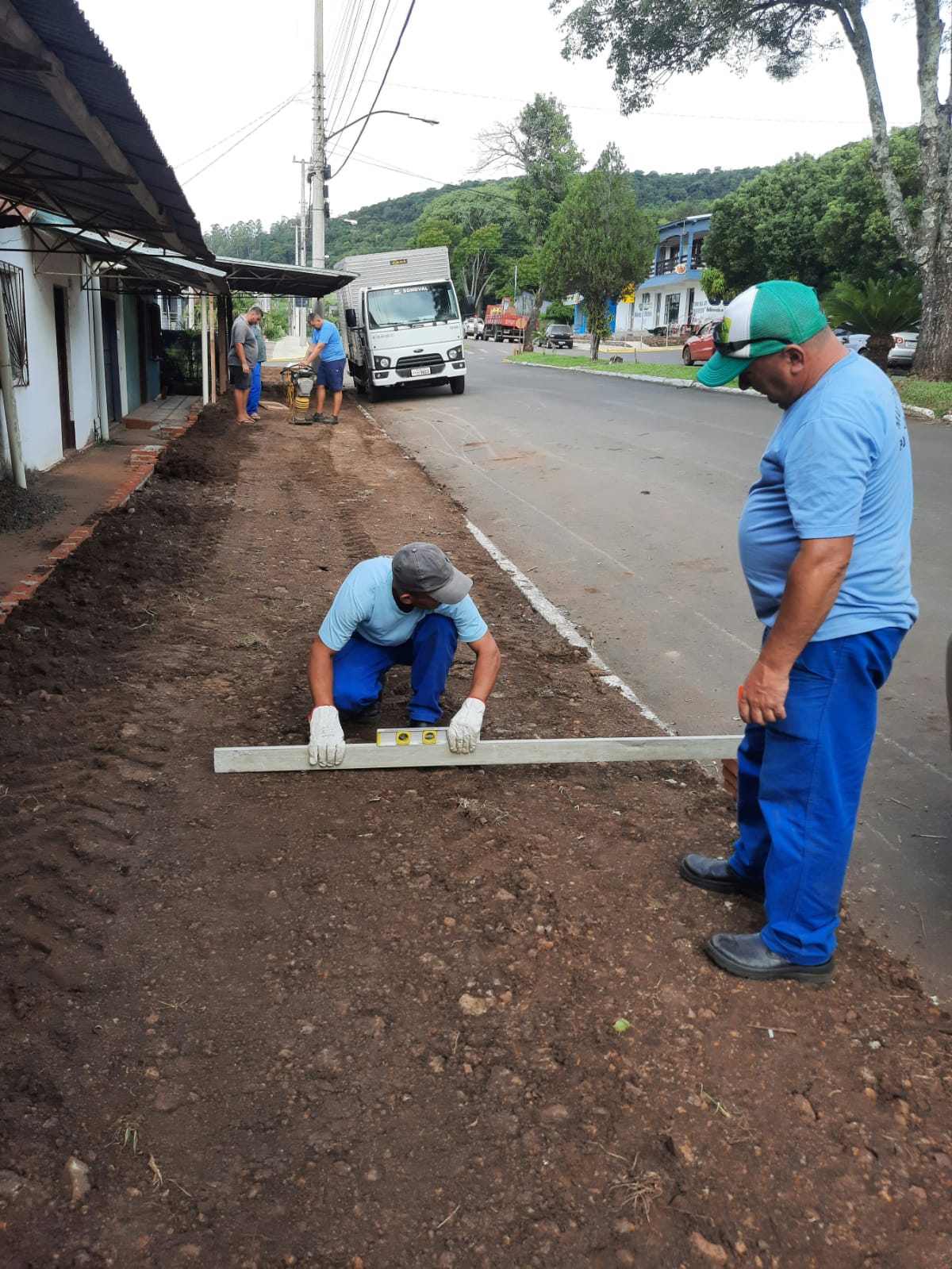 Segue a construção dos passeios públicos na Avenida do Porto
