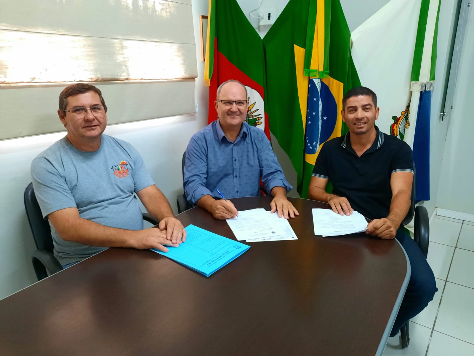 Prefeito assina ordem de início para construção de casas populares