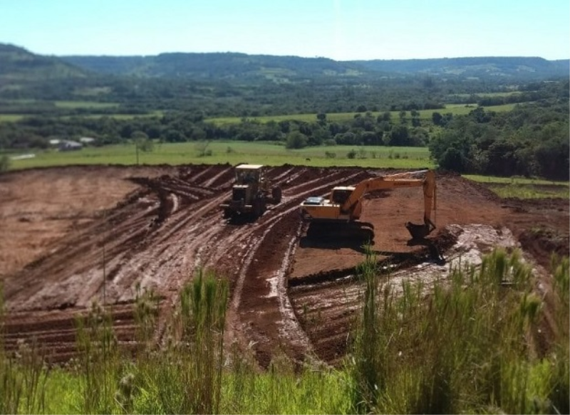 Mais uma terraplanagem para suinocultura em conclusão no Município