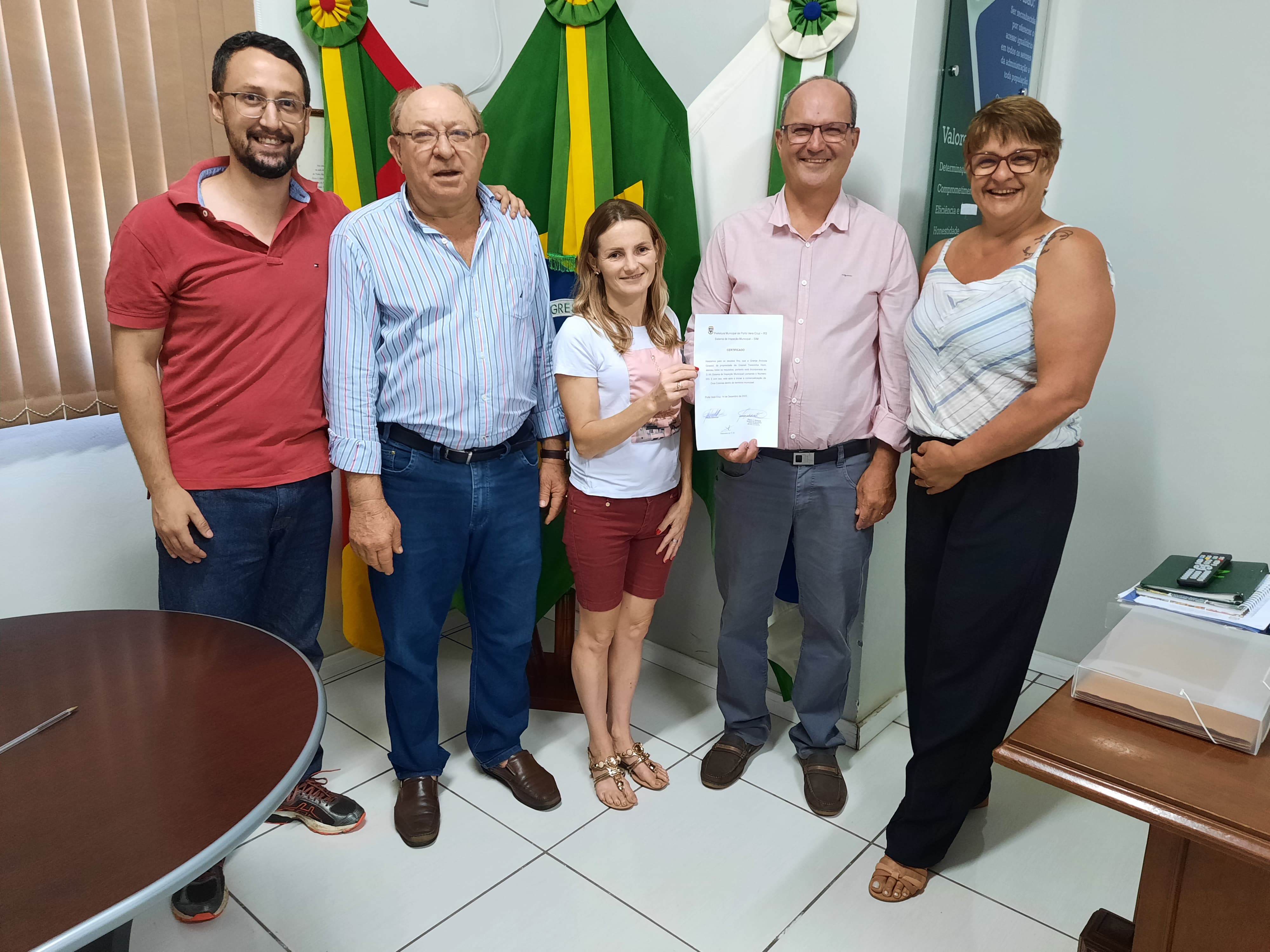 Granja Avícola Girassol recebe certificação SIM