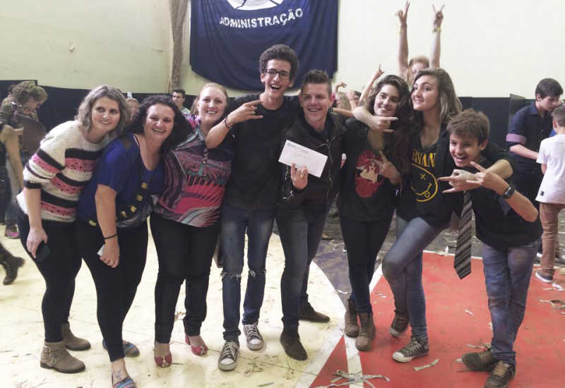 Banda sociedade anônima é campeã do festival de música SETREM