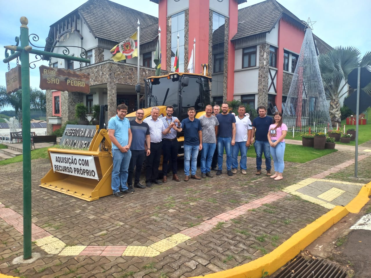 <p>Mais Retroescavadeira</p>