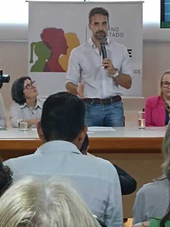 <p><strong>Representantes de Nova Candel&aacute;ria estiveram presentes no ato de assinatura de convenio pelo governador Eduardo Leite</strong></p>