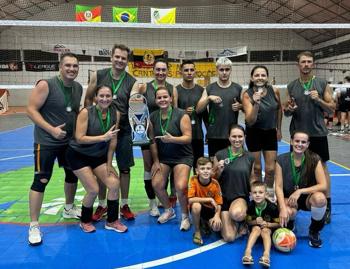 <p class="p1"><strong>Equipe de Volei CMD Velha Guarda/V&ocirc;lei Raiz de Nova Candel&aacute;ria conquista o vice-campeonato no Torneio de Ver&atilde;o de Voleibol Misto</strong></p>