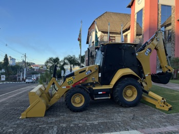<p><strong>Nova Candel&aacute;ria refor&ccedil;a a frota com nova retroescavadeira adquirida com recursos pr&oacute;prios</strong></p>