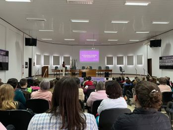 <p><strong>Nova Candel&aacute;ria promove encontro do Agosto Lil&aacute;s com palestra sobre o fim da viol&ecirc;ncia contra a mulher</strong></p>