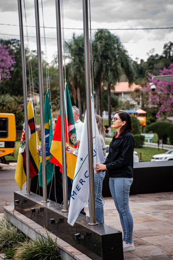 <p style="margin: 0cm;"><strong><span style="font-family: 'Arial',sans-serif; color: black;">Nova Candel&aacute;ria abre Semana da P&aacute;tria com solenidade c&iacute;vica em frente &agrave; Prefeitura Municipal</span></strong></p>