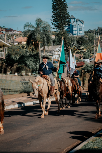 <p><strong>Chama Crioula chega a Nova Candel&aacute;ria e marca o in&iacute;cio dos festejos farroupilhas</strong></p>