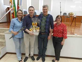 <p><strong>Palestra com Giezi Schneider inspira reflex&atilde;o sobre uni&atilde;o e prop&oacute;sito em Nova Candel&aacute;ria</strong></p>