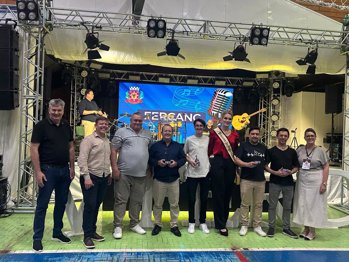 <p><strong>Nova Candel&aacute;ria vive noite de emo&ccedil;&atilde;o e talento com o XIV FESCANC e o V FERCANC 2025</strong></p>
