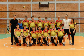 <p><strong>Juvenis do Voleibol de Nova Candel&aacute;ria fazem estreia em amistoso contra Crissiumal</strong></p>
