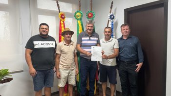 <p><strong>Representantes do Republicanos entregam emenda parlamentar de R$ 150 mil ao Prefeito para refor&ccedil;o na Sa&uacute;de</strong></p>