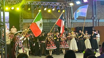 <p><strong>Nova Candel&aacute;ria celebra a diversidade cultural com o III Festival Internacional de Folclore</strong></p>