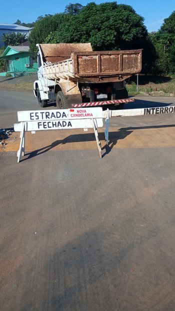 <p style="margin: 0cm;"><strong><span style="font-family: 'Arial',sans-serif; color: black;">Tr&acirc;nsito entre Santa L&uacute;cia e trecho do asfalto novo ser&aacute; fechado a partir desta quarta-feira para avan&ccedil;o das obras rumo a Crissiumal</span></strong></p>