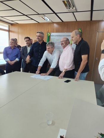 <p><strong>Pavimenta 3: Ari Roehrs firma conv&ecirc;nio na Sedur para obra de pavimenta&ccedil;&atilde;o em Nova Candel&aacute;ria</strong></p>