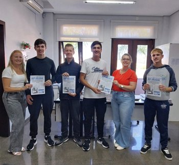 Estudantes do Col&eacute;gio Nossa Senhora da Purifica&ccedil;&atilde;o entregam 5&ordf; edi&ccedil;&atilde;o do Jornal NSP Colegial &agrave; Prefeitura