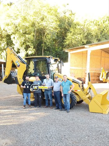 <strong>Nova Candel&aacute;ria adquire nova retroescavadeira para fortalecer a infraestrutura rural e apoiar a produ&ccedil;&atilde;o agropecu&aacute;ria</strong>