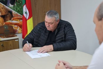 <strong>Nova Candel&aacute;ria assina conv&ecirc;nio da Consulta Popular para aquisi&ccedil;&atilde;o de equipamentos agr&iacute;colas</strong>