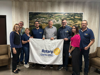 <strong>Prefeito Ari Edmundo Roehrs recebe visita do governador do Rotary Distrito 4660</strong>